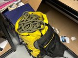 un sac de corde et un sac de bagages par terre