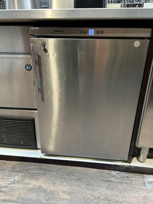 un réfrigérateur en acier inoxydable au milieu d'une cuisine