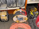 de nombreux types de fils différents sur les rayons du magasin