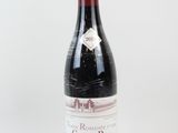 une bouteille de vin posée sur une table