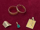 deux bagues en or, une bague avec une image, une bague avec une image et une bague sur laquelle figure une image