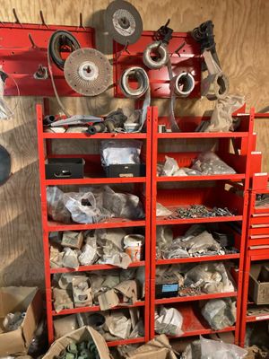 une étagère rouge sur laquelle sont posés de nombreux outils