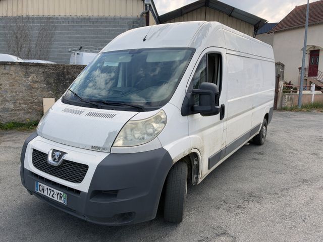 Véhicule utilitaire PEUGEOT Boxer immatriculé CH-172-YR, 1ère mis...