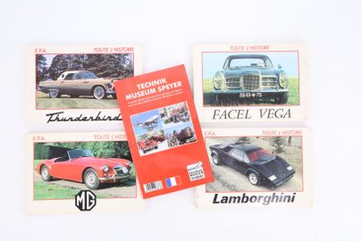 quatre cartes représentant des voitures anciennes sont exposées sur un fond blanc