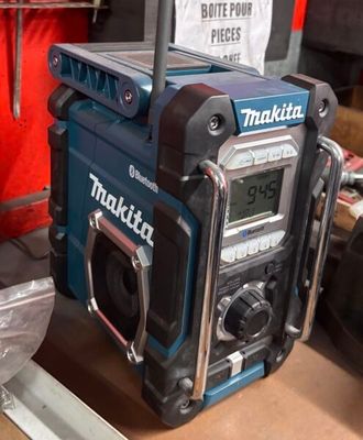 a radio that is sitting on top of a table