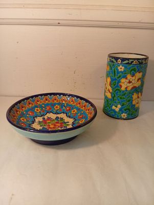 un bol et une tasse posés sur une table