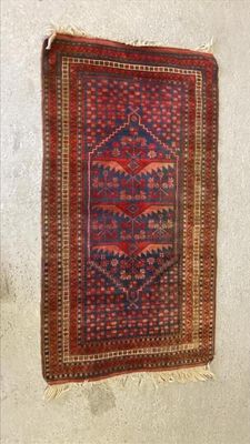 un tapis rouge et bleu accroché au mur