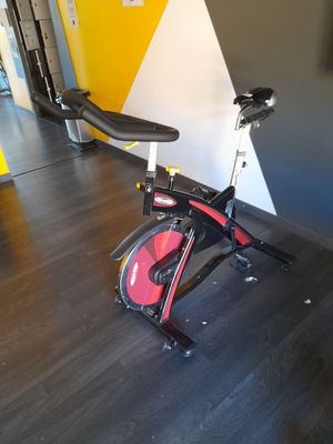 un vélo posé par terre dans la pièce