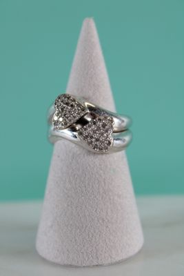 un gros plan d'une bague posée sur un cône, sur fond turquoise