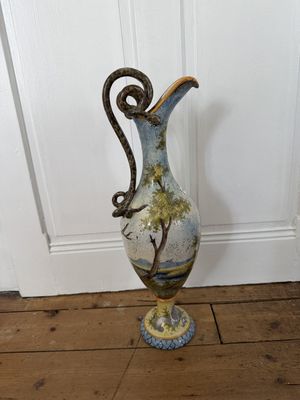 un vase bleu et blanc posé sur un plancher en bois
