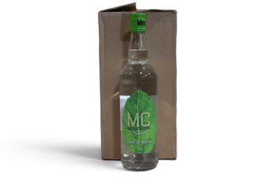 la bouteille d'alcool est posée devant une boîte en carton