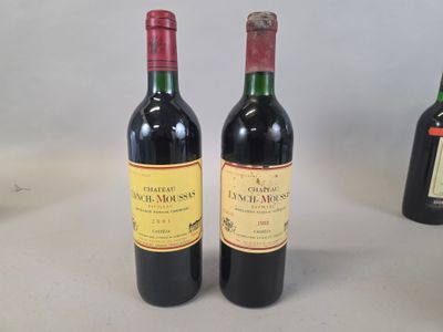 deux bouteilles de vin posées l'une à côté de l'autre sur une table