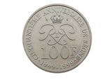 une pièce d'argent sur laquelle figure une couronne, sur fond blanc