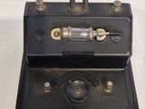 une petite boîte noire contenant un briquet
