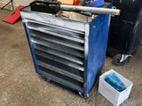 une photo d'un garage avec des outils par terre
