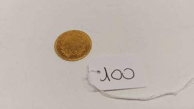 un gros plan sur une feuille de papier sur laquelle repose une pièce de monnaie