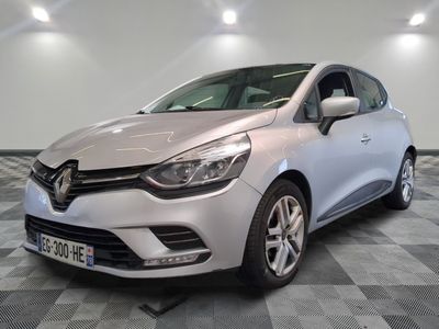 la voiture argentée est garée sur un sol en damier dans le garage