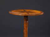 une petite table avec un plateau et un piètement en bois