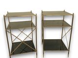 une paire de tables d'appoint en laiton et en verre