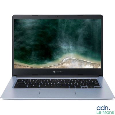 un ordinateur portable ouvert posé sur une surface blanche