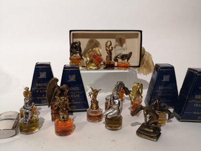 beaucoup de petites figurines en verre posées sur une table