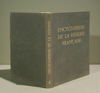 un livre posé sur une table devant un mur