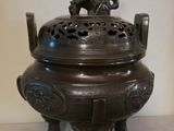une boîte à encens en bronze ornée d'un chien