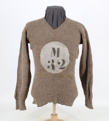 une photo d'un pull posé sur un mannequin, sur fond blanc