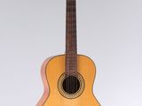 une guitare acoustique suspendue au plafond sur un fond blanc