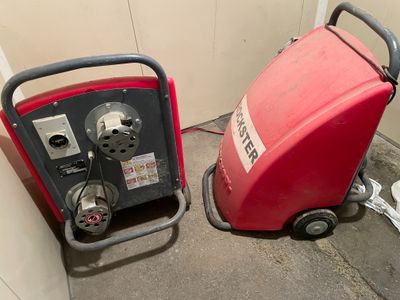 une petite machine rouge à côté d'une autre petite machine rouge dans une pièce