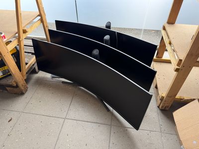 une photo d'un meuble TV noir aux lignes courbes au milieu d'une pièce