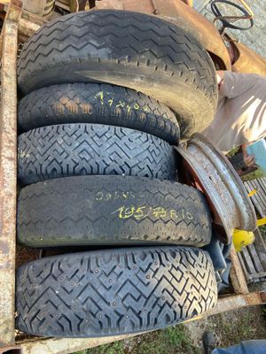 beaucoup de pneus empilés dans un chariot