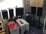 une pièce remplie de cartons et d'enceintes