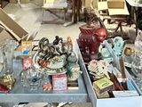 une femme debout dans un magasin, en train de regarder un présentoir de chaussures