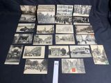 plusieurs vieilles photos en noir et blanc représentant des personnes et des véhicules, posées sur une table