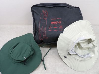 trois chapeaux et un sac posés par terre