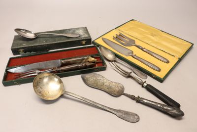 Lot de métal argenté dépareillé : un couvert à découper manc…