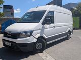 La camionnette blanche est garée sur le bord de la route, sur le parking.