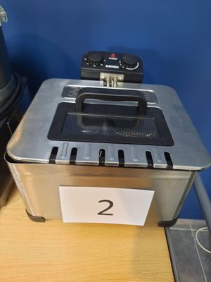un grille-pain posé sur une table sur laquelle figure un chiffre