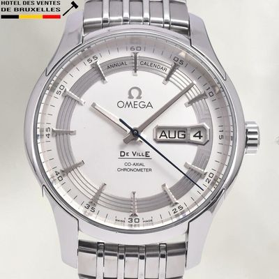 une image d'une montre en gros plan sur fond blanc