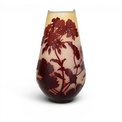 un vase orné d'un motif rouge et blanc