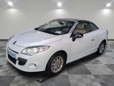 la photo d'une voiture blanche garée dans un garage