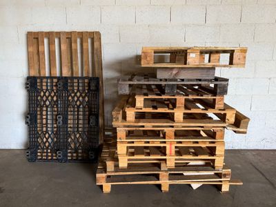 Lot d'environ 14 palettes 120 x 80 cm.