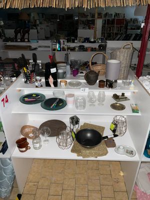 un petit comptoir sur lequel sont disposés de nombreux articles