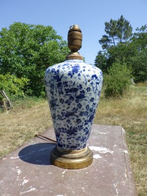 un vase bleu et blanc posé sur une table