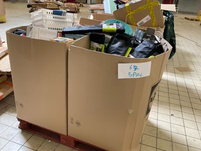 un grand carton posé sur une palette