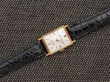 gros plan d'une montre-bracelet sur une surface noire