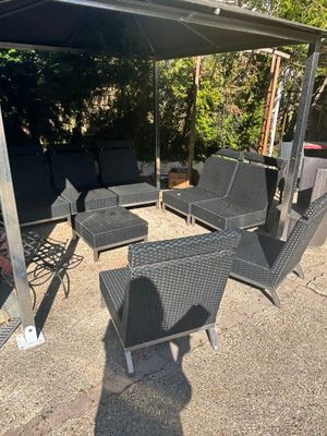 une terrasse avec une table, des chaises et un parasol