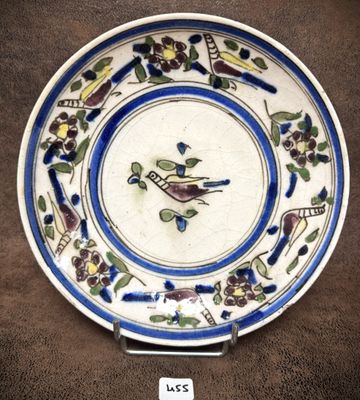 l'image d'une assiette sur laquelle figurent un oiseau et des fleurs