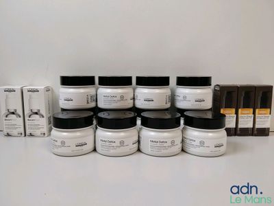 une table blanche sur laquelle sont disposés de nombreux produits de soins de la peau de toutes sortes